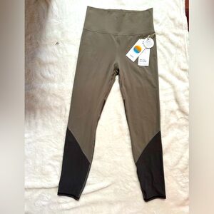Vuori Studio Leggings, Color block Light Oregano, NWT, Women’s Medium